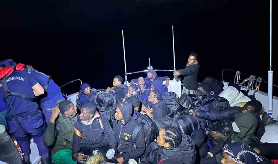 Muğla'nın Fethiye ilçesi açıklarında, Sahil Güvenlik tarafından durdurulan bir lastik