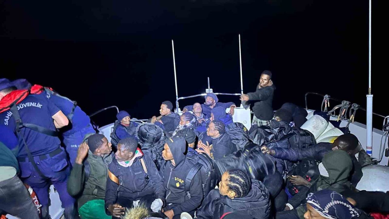 Muğla'nın Fethiye ilçesi açıklarında, Sahil Güvenlik Botu tarafından durdurulan lastik