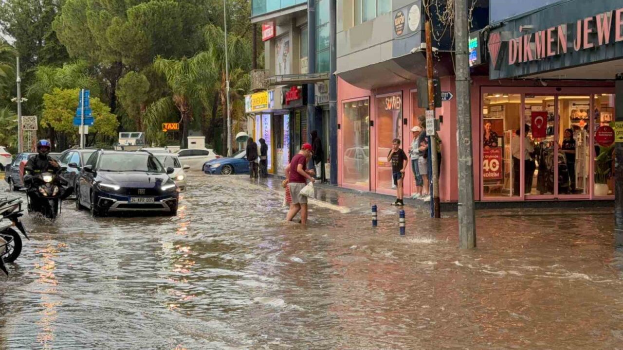 Muğla'nın Köyceğiz ilçesinde meydana gelen şiddetli yağış, Fethiye'de su baskınlarına