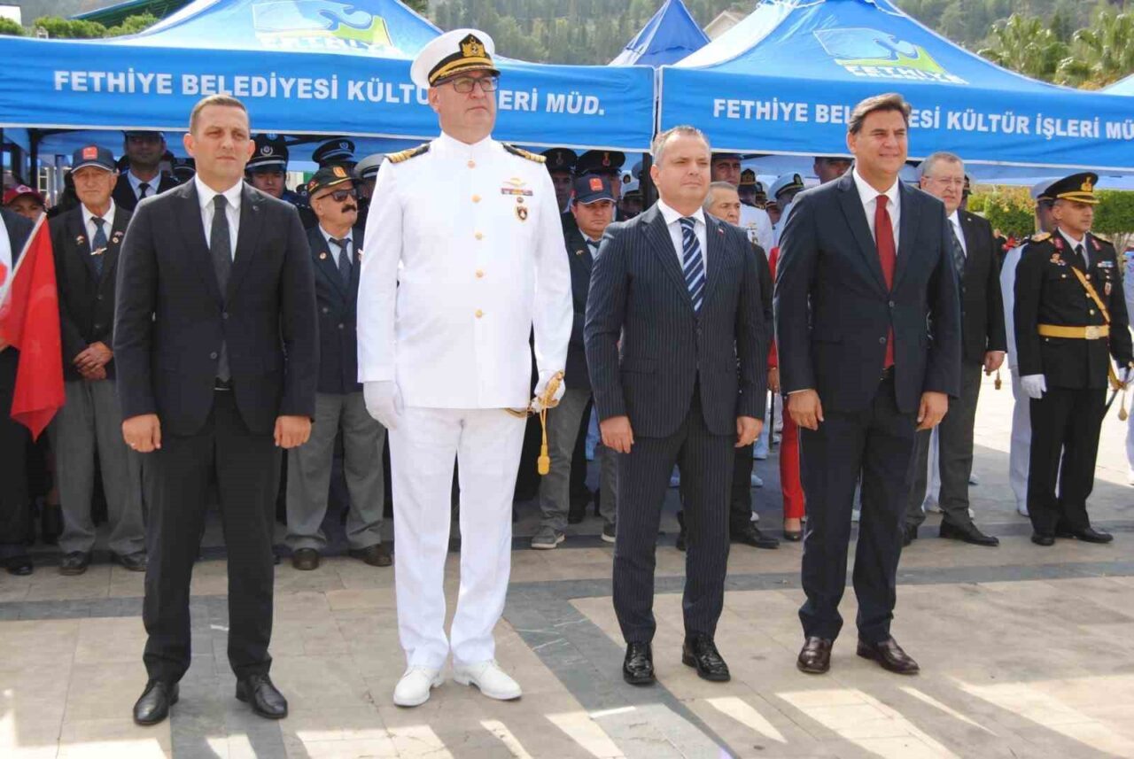 Fethiye'de 29 Ekim Cumhuriyet Bayramı, Beşkaza Meydanı'ndaki çelenk sunma töreni