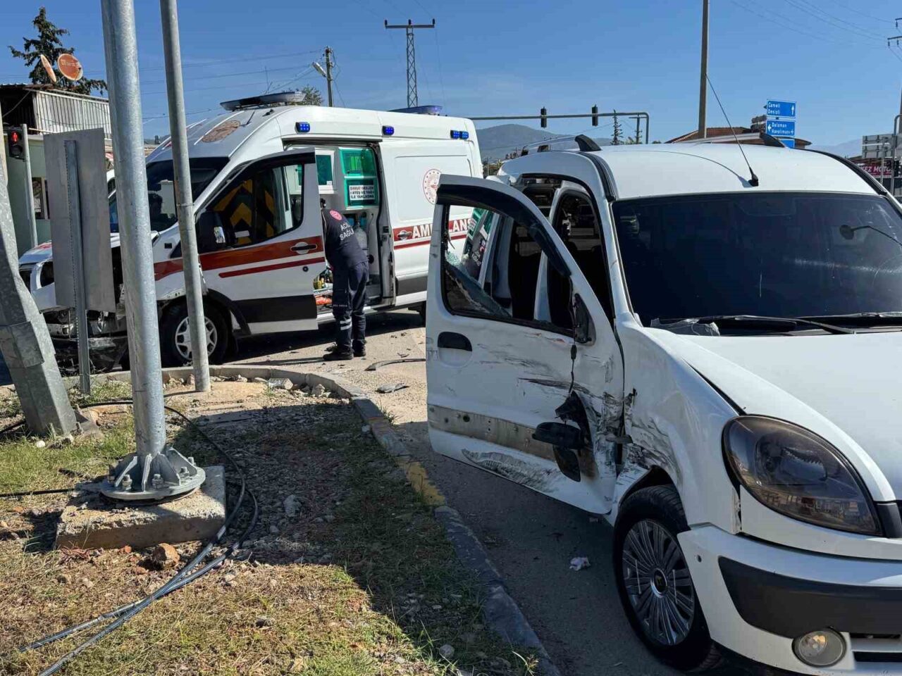 Fethiye’de Hafif Ticari Araç ve Ambulans Çarpıştı: İki Yaralı Hospitalize Edildi