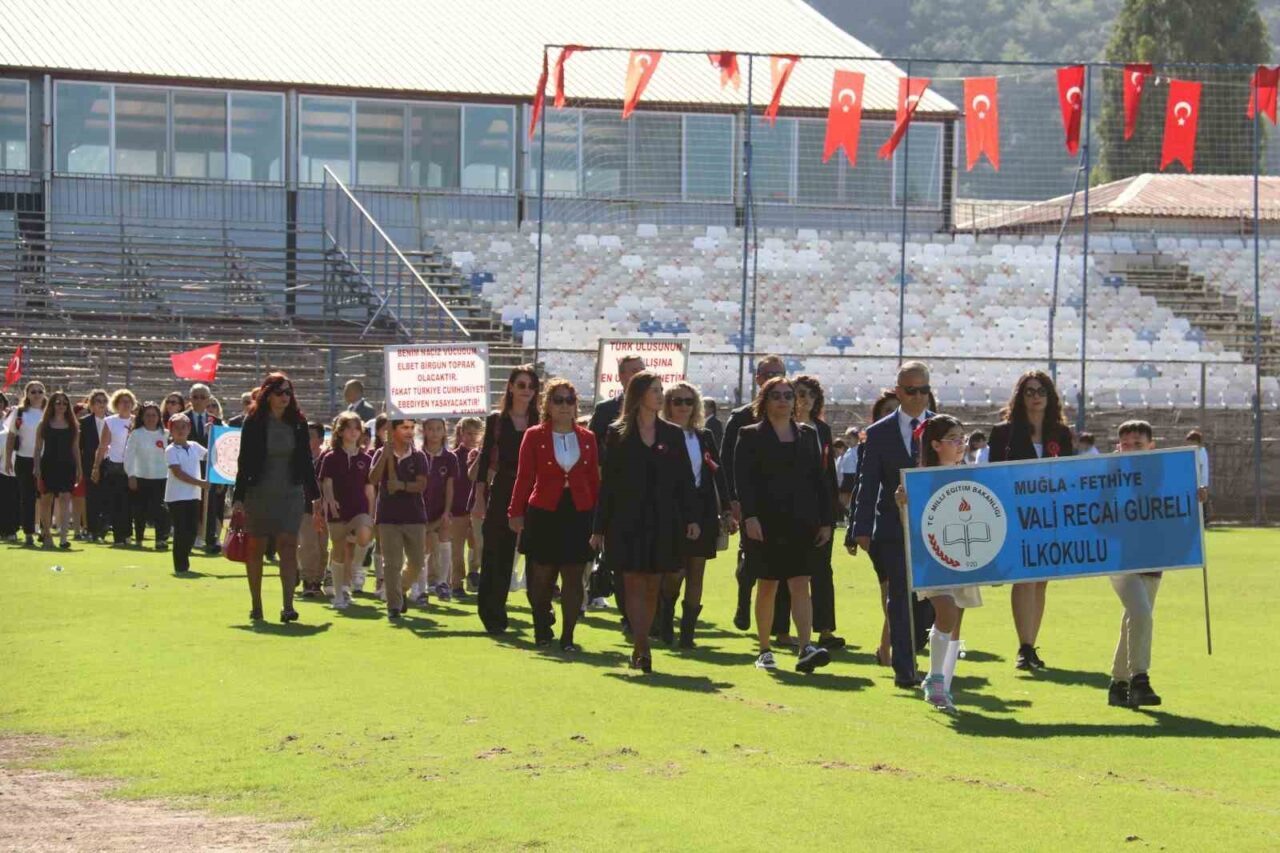 Muğla'nın Fethiye ilçesinde 29 Ekim Cumhuriyet Bayramı, yoğun katılımla coşkuyla