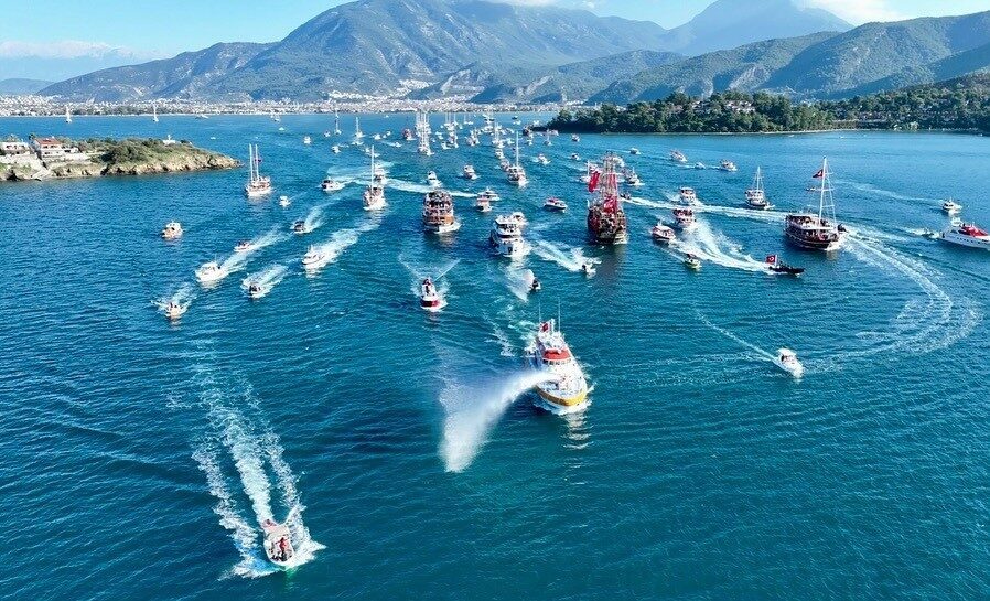 Cumhuriyet’in 102. yılı Fethiye’de kutlandı; körfezde deniz alayı ve karada