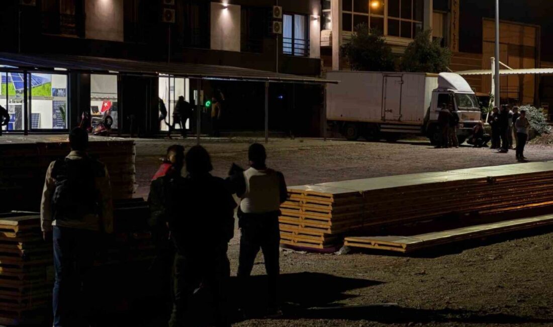 Fethiye’de Uyuşturucu Operasyonunda Polise Ateş Açan İki Şüpheli Yakalandı, Bir Polis Memuru Yaralandı Muğla'nın Fethiye ilçesinde uyuşturucu ticaretiyle ilgili operasyonda, polis ekiplerine ateş