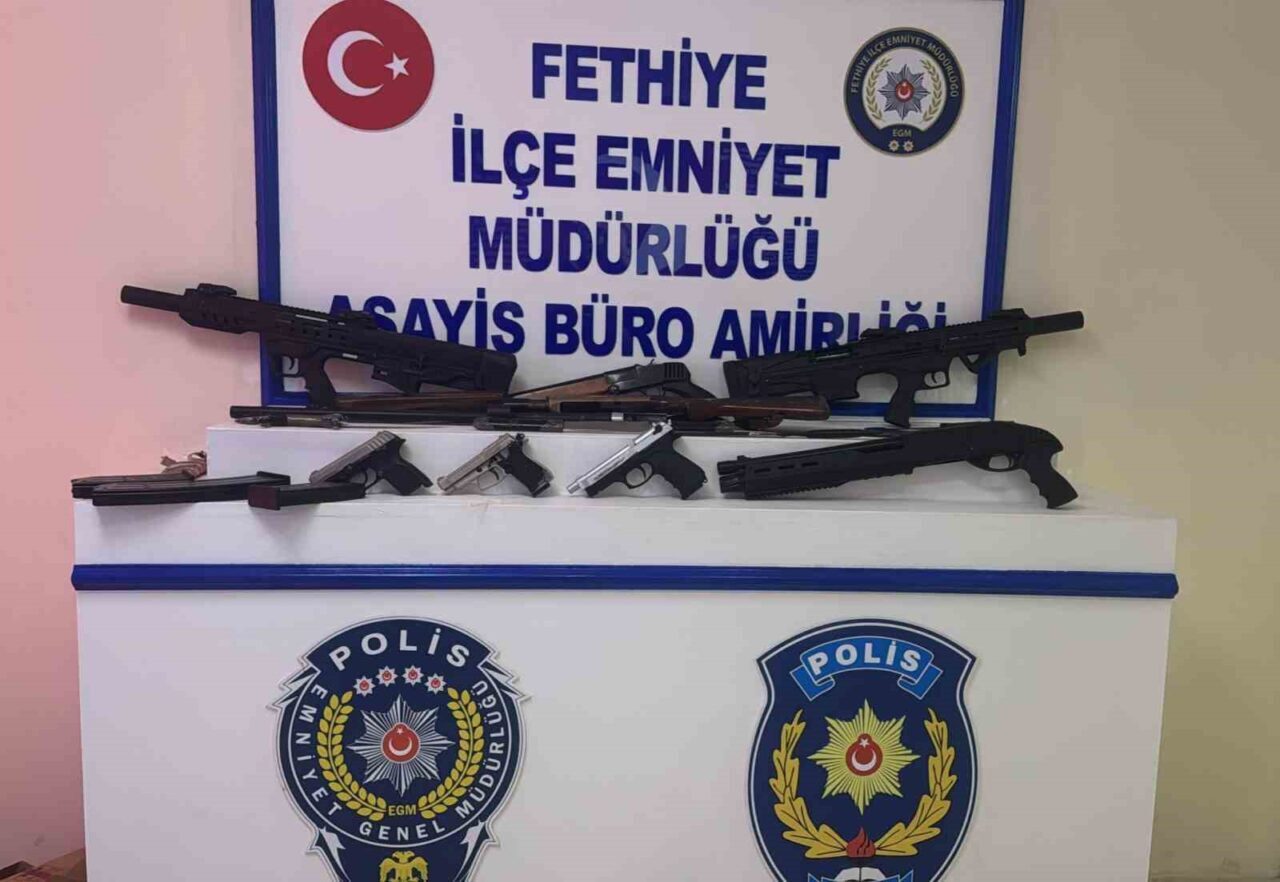 Fethiye'de bir iş yerinin önünde bulunan şüpheli çanta, polis ekiplerini