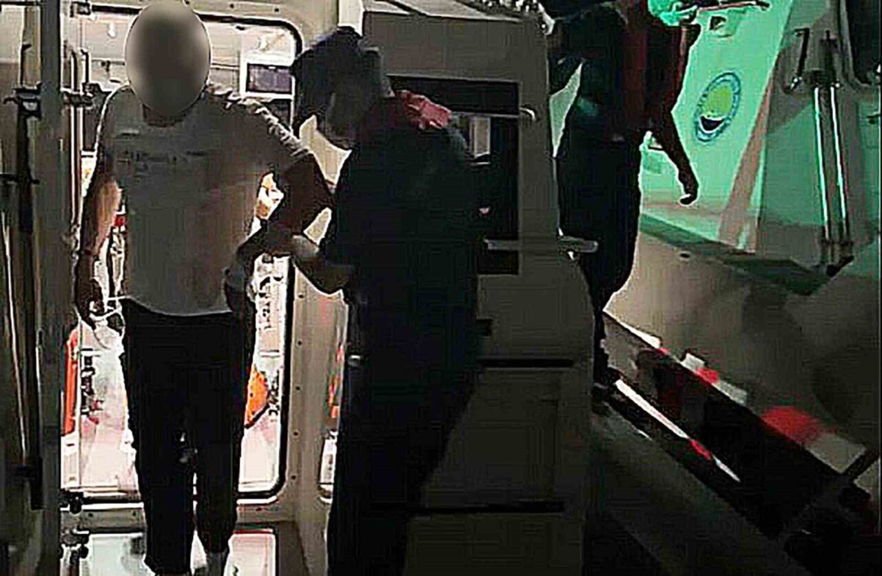 Muğla'nın Fethiye ilçesi açıklarında seyreden bir ticari yat, rahatsızlanan bir