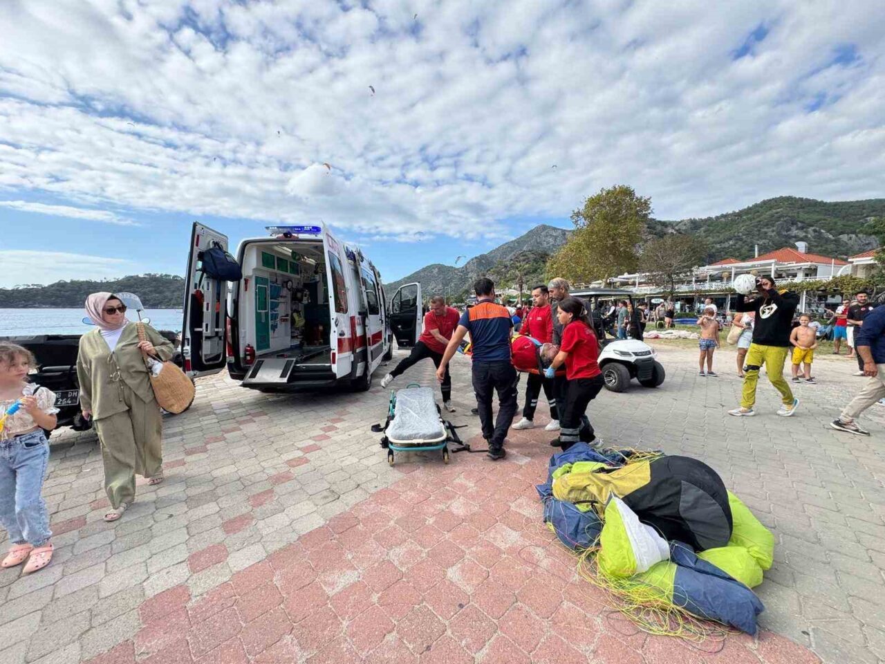Fethiye’deki Hava Oyunları Festivali’nde Yamaç Paraşütü Çarpışması Sonucu 3 Kişi Yaralandı