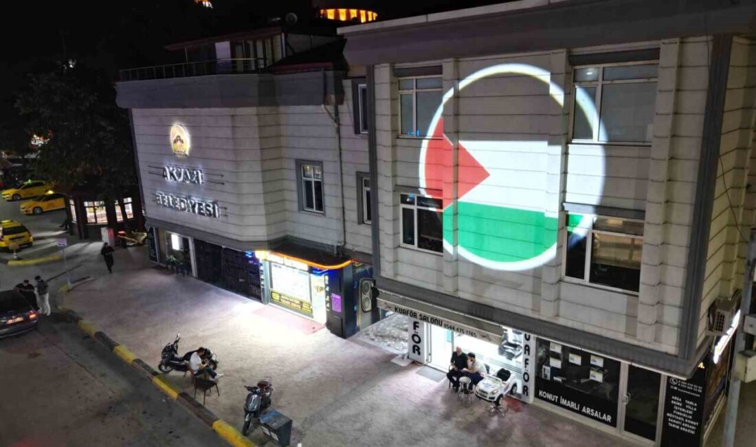 Akyazı Belediyesi, Filistin halkına destek amacıyla belediye binasına Filistin bayrağı
