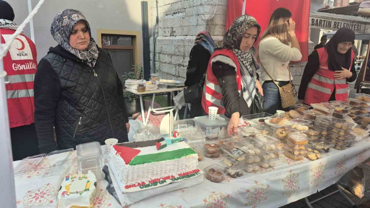 Bartın’da Gerçekleştirilen Gazze’ye Destek Etkinliğinde Filistin Temalı Yaş Pasta 6 Bin TL’ye Satıldı