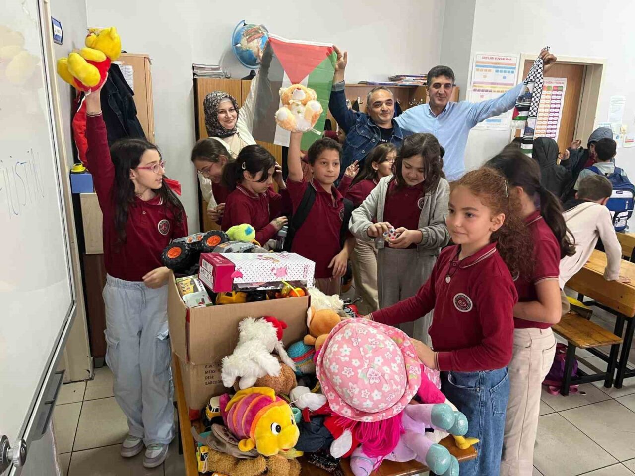 Trabzon'un Ortahisar ilçesindeki Ahmet Saka İlkokulu'nda öğrenciler, Gazze'deki çocuklara destek