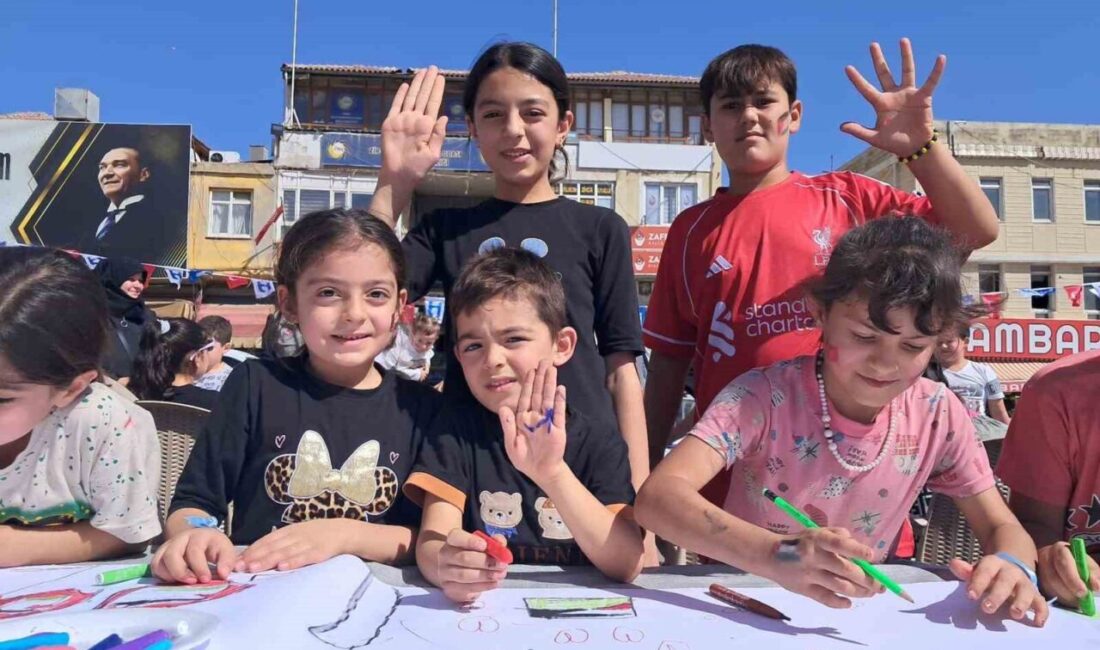 Kilis'te düzenlenen "Filistinli Çocuklar İçin Çiz" etkinliğinde çocuklar, Gazze'deki akranlarına
