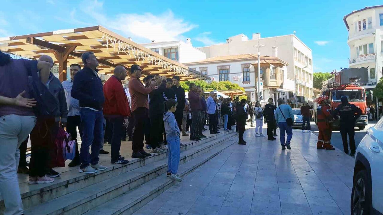 Muğla'nın Menteşe ilçesindeki Kurşunlu Meydanı'nda bir vatandaş intihar girişiminde bulundu.