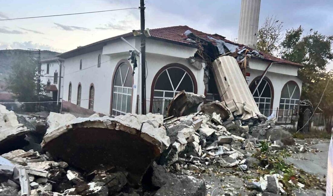 Ankara’nın Ayaş İlçesinde Fırtına Nedeniyle Cami Minaresi Yıkıldı, Can Kaybı Yok Ankara'nın Ayaş ilçesinde fırtına sebebiyle bir caminin minaresi yıkıldı. Namazda
