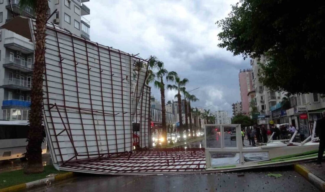 Antalya’da Şiddetli Yağış ve Fırtına, Bir Apartmanın Çatısını Uçurdu; Olayda Şans Eseri Can Kaybı Yok Antalya'da aniden bastıran yağmur ve fırtına, Perge Bulvarı'nda bir apartmanın