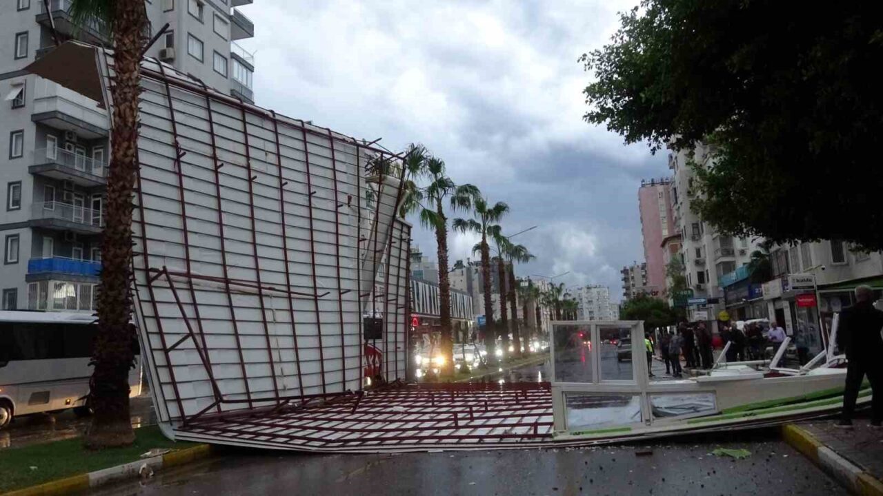 Antalya'da aniden bastıran yağmur ve fırtına, Perge Bulvarı'nda bir apartmanın