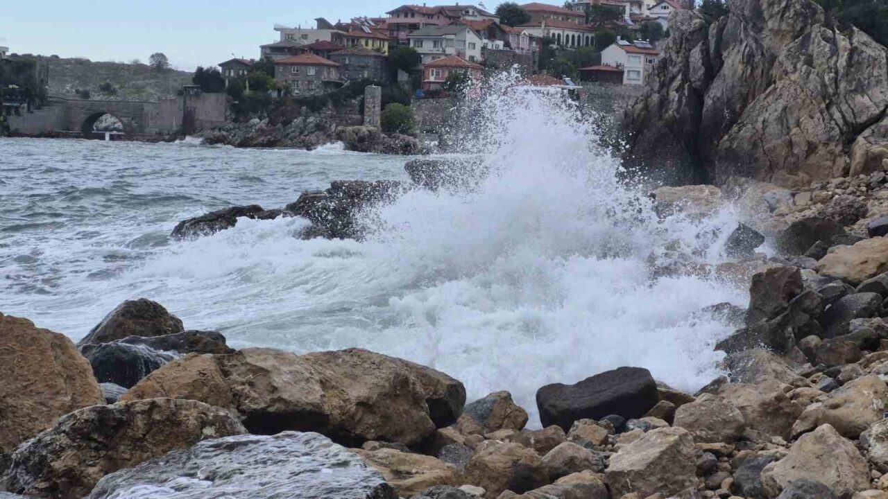 Bartın'ın Amasra ilçesinde Meteoroloji Genel Müdürlüğü tarafından yapılan fırtına uyarısının
