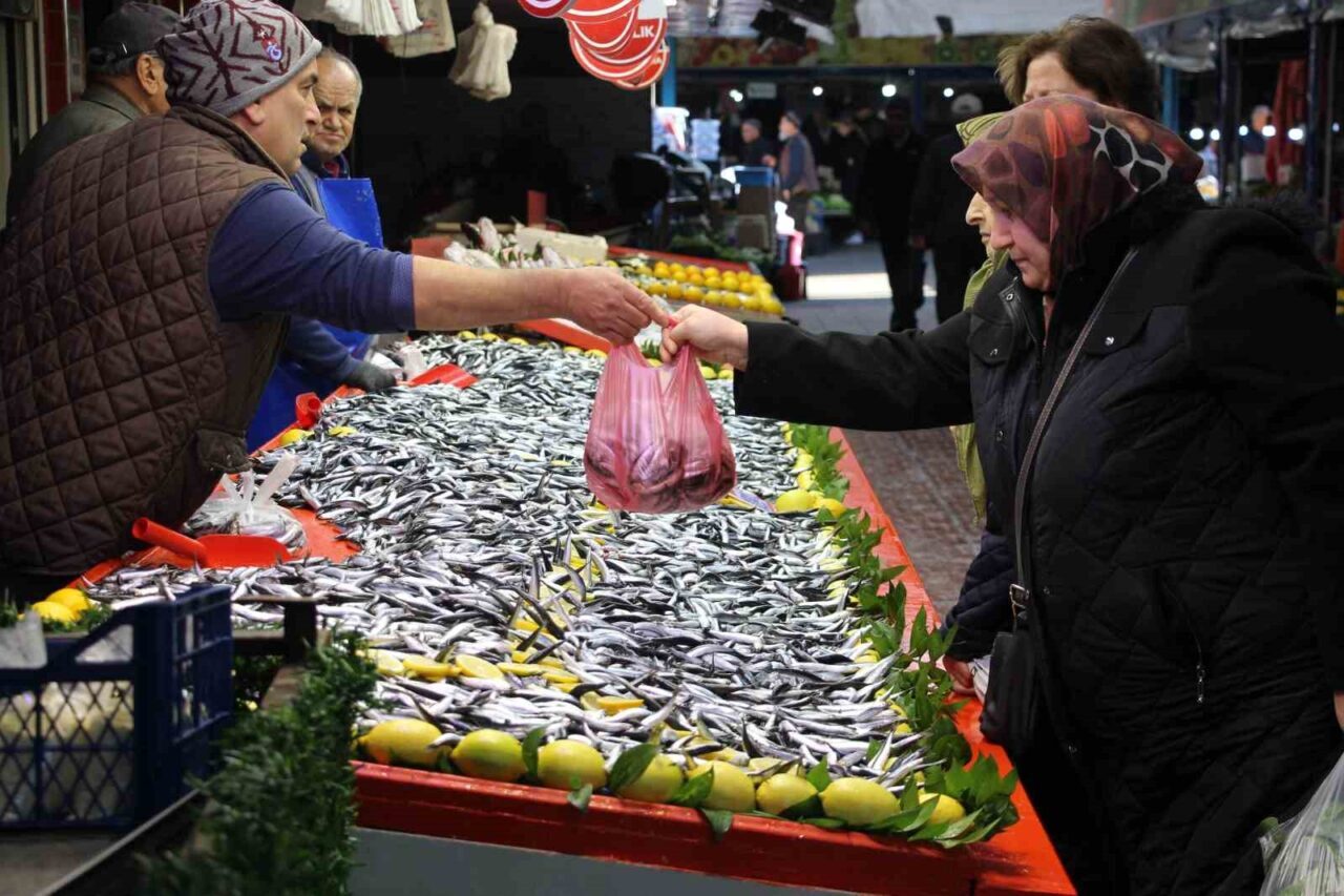 Bolu'da hamsi fiyatları 250 liradan 150 liraya gerileyince vatandaşlar ilgisini