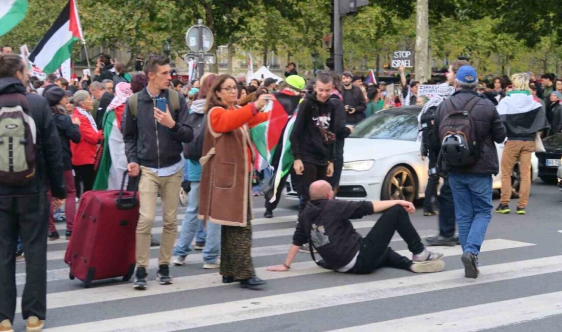 Paris’te İzrailli Yetkililerin Sumud Küresel Filosu’na Yönelik Müdahalesine Dev Protesto Gösterisi Düzenlendi Paris'te, binlerce gösterici İsrail'in Küresel Sumud Filosu'na yaptığı yasa dışı