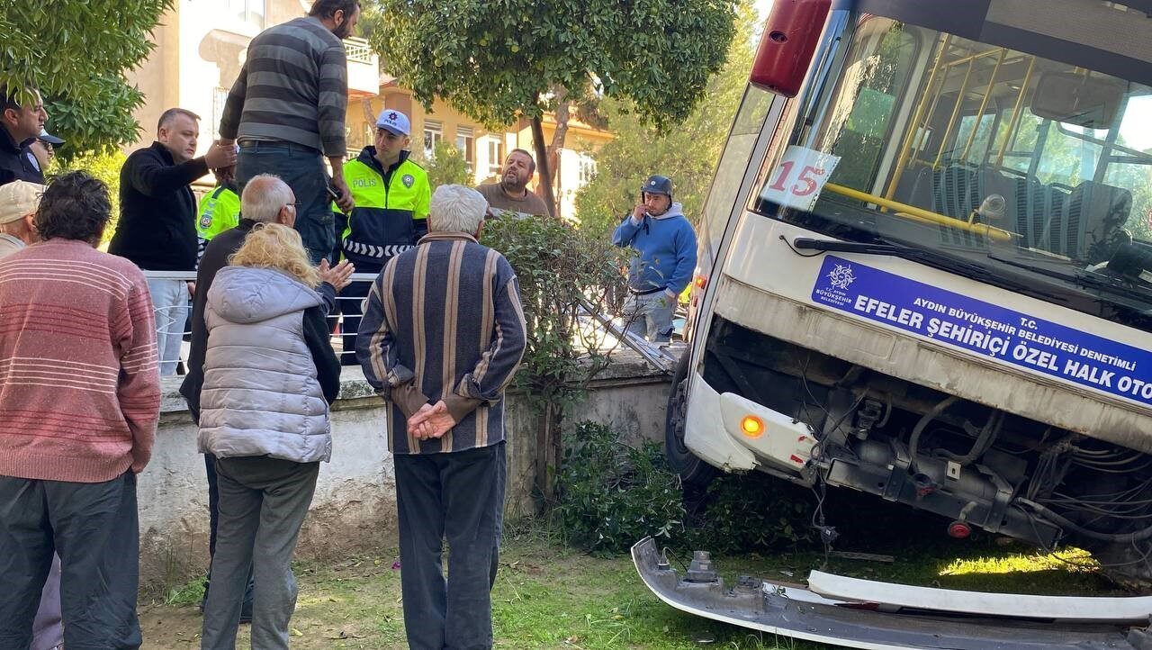 Aydın'ın Efeler ilçesinde, arızalı minibüsün tamiri sırasında meydana gelen olayda,