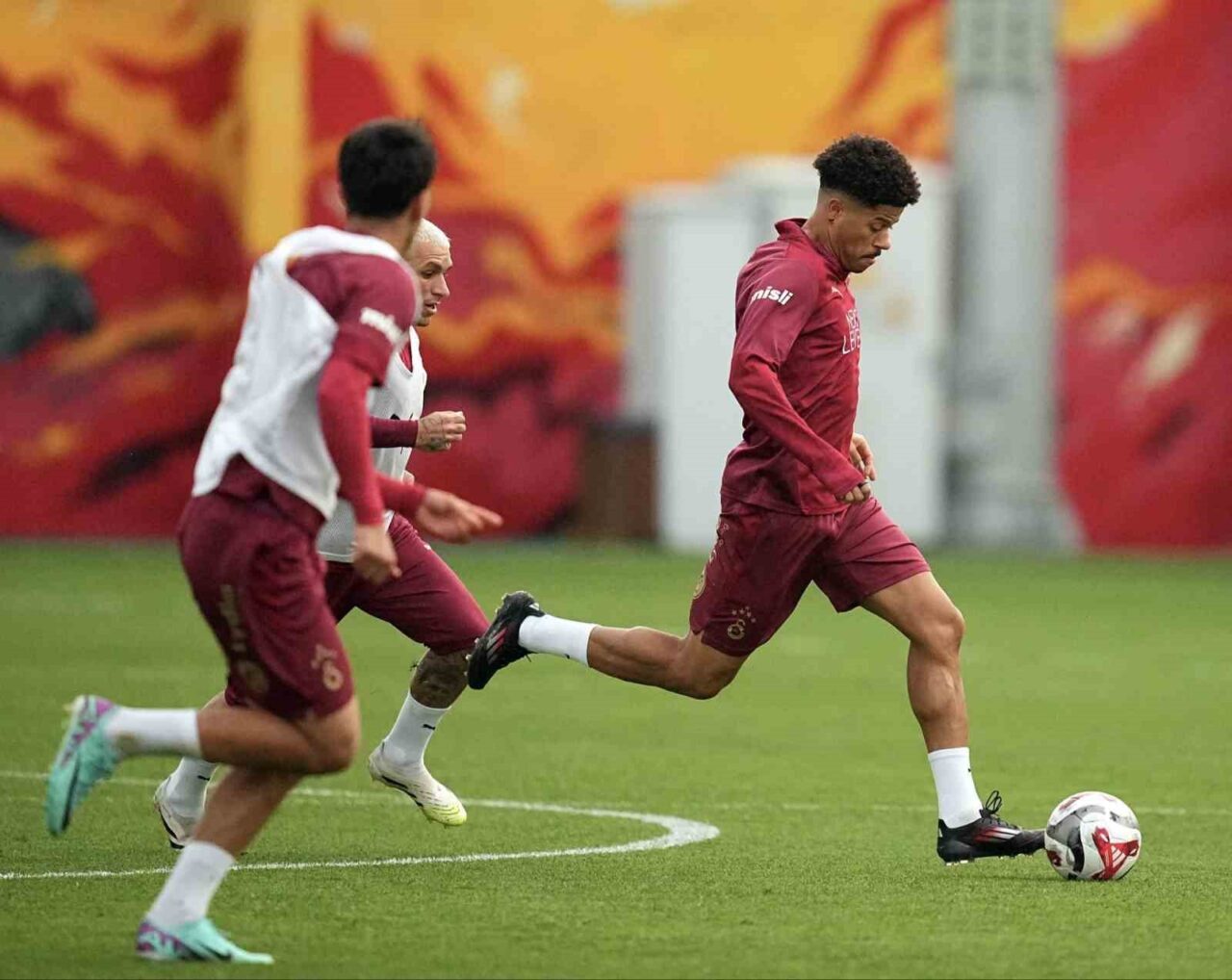 Galatasaray, Rams Başakşehir ile oynayacağı maç öncesi hazırlıklarına devam ediyor.