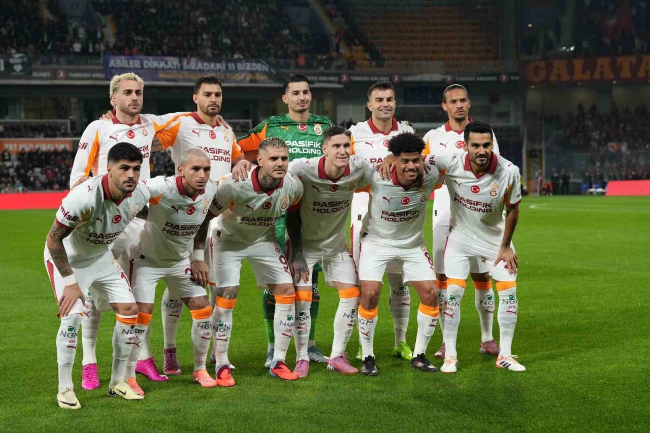 Galatasaray Teknik Direktörü Okan Buruk, Beşiktaş derbisi sonrası Başakşehir maçında 6 oyuncu değişimi yaptı