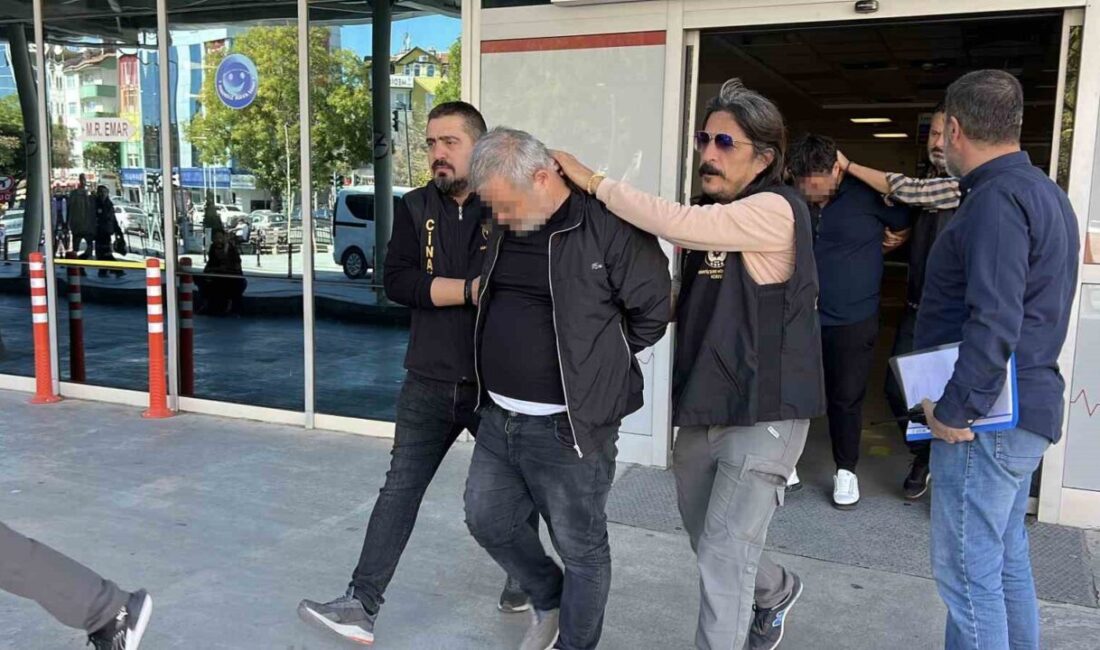 Konya’da Galericiyle Yaşanan Tartışma Kayıplarla Sonuçlandı: Baba ve Oğul Adliyeye Sevk Edildi Konya'nın Karatay ilçesinde, alacak verecek meselesi yüzünden çıkan kavgada galerici