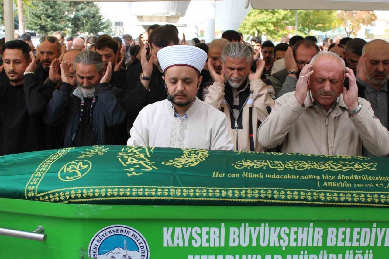 Kayseri'de gazeteci Azim Deniz'in babası Yavuz Deniz, 78 yaşında vefat