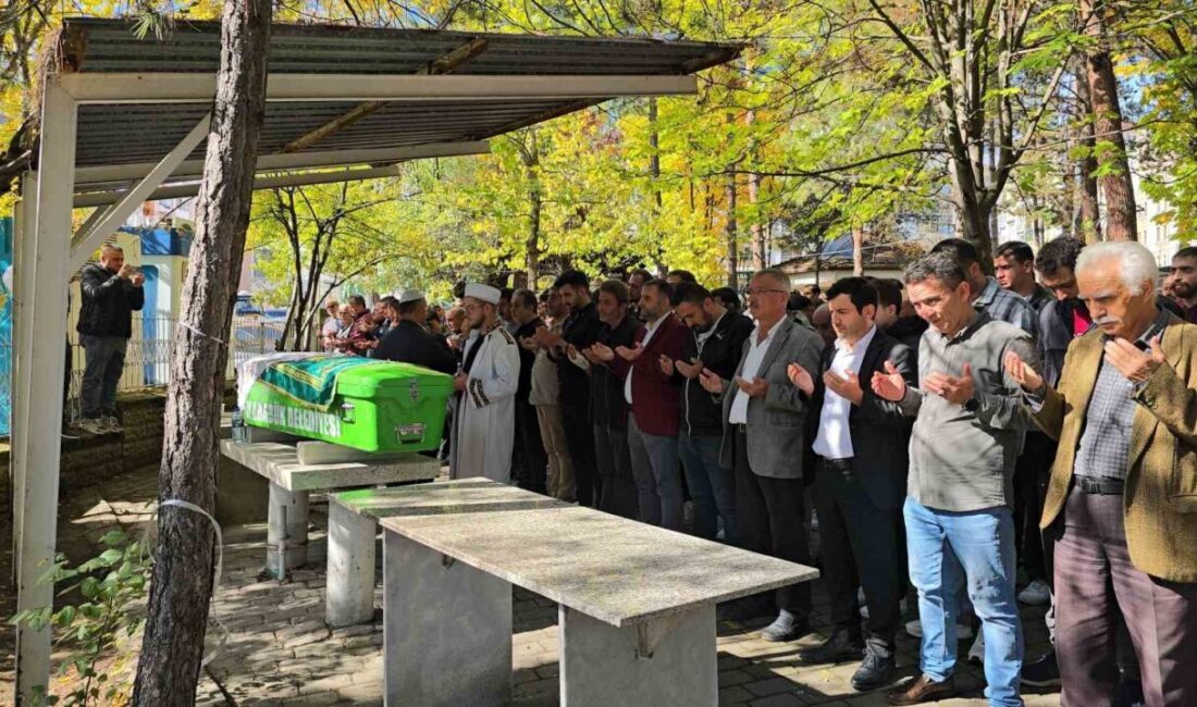 Motosiklet Kazasında Hayatını Kaybeden Genç Kız, Son Yolculuğuna Uğurlandı Karabük'ün Safranbolu ilçesinde motosiklet kazası sonucu 22 yaşındaki Hilal Kahreman
