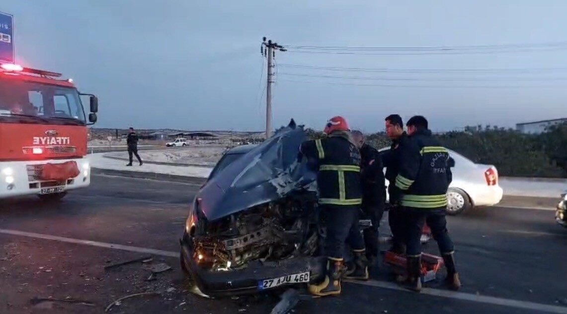 Gaziantep'in Nizip ilçesinde D400 karayolunda İ.K. (32) yönetimindeki otomobil, kırmızı