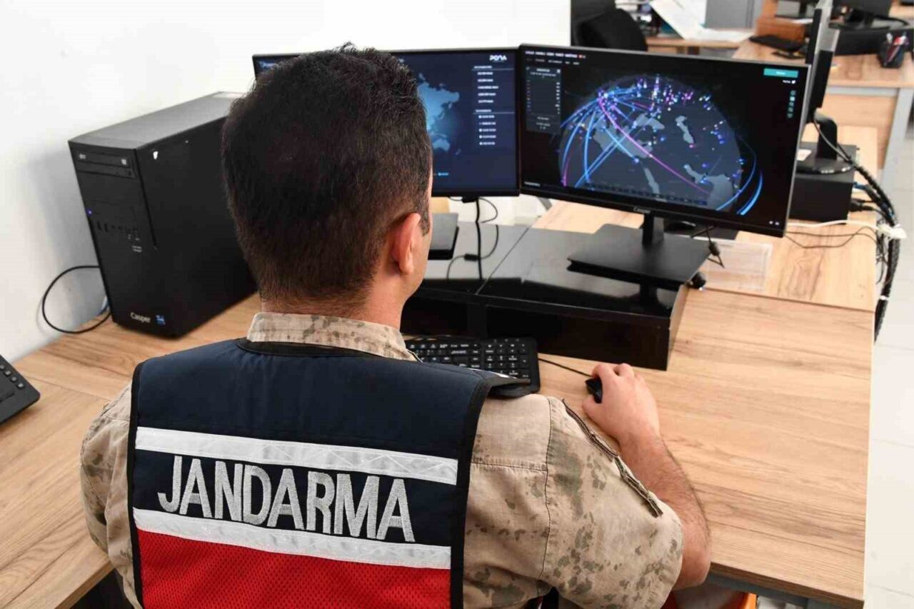 Gaziantep'te jandarma, siber dolandırıcılık yaparak 52 kişiyi 2 milyon 110