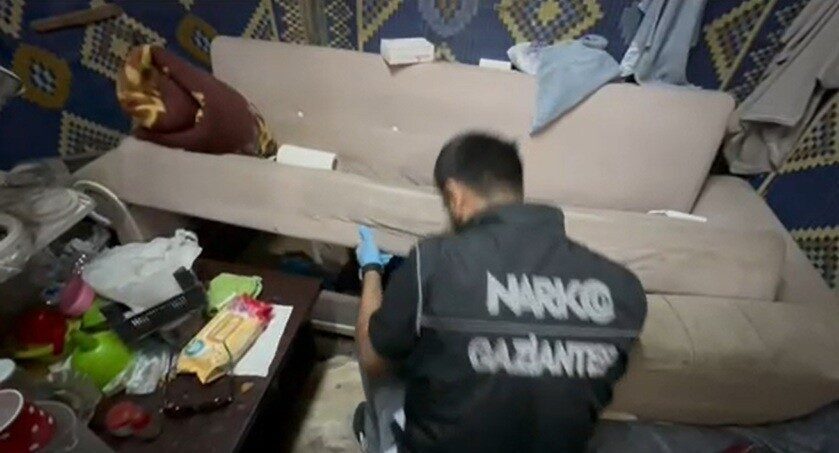 Gaziantep'te narkotik ekipleri, uyuşturucu satıcılarına yönelik düzenlenen operasyonda 7 kilo
