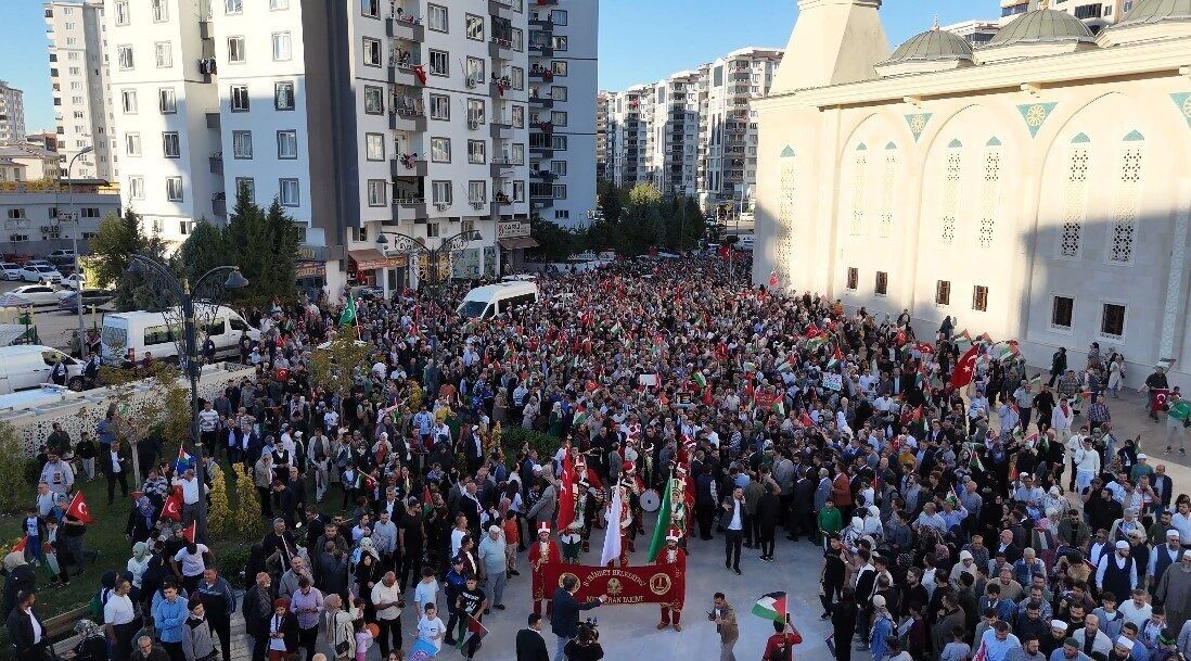 Gaziantep'te yapılan "Filistin’e Destek Yürüyüşü"ne binlerce kişi katıldı. Şahinbey Belediyesi