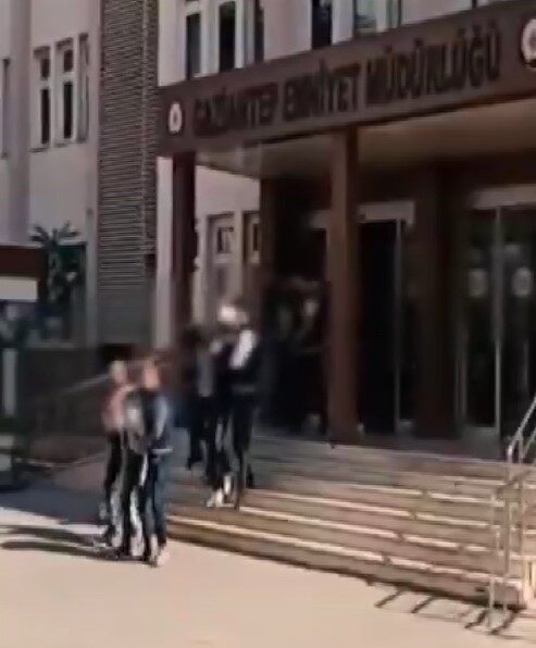 Gaziantep'te gerçekleştirilen operasyonlarda, çeşitli suçlarla aranan 32 şüpheli yakalanarak gözaltına