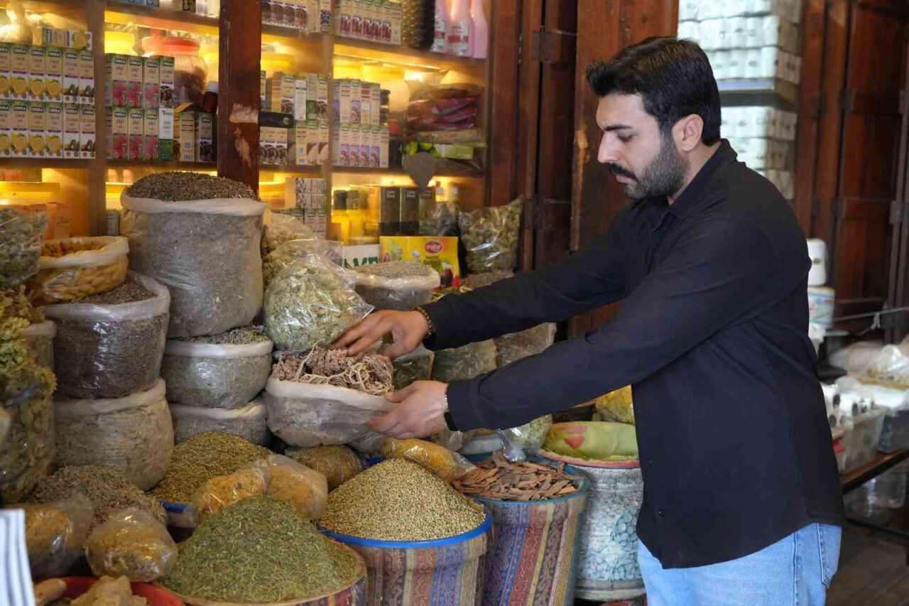 Gaziantep’te kış mevsiminin yaklaşmasıyla bitkisel ürünlere ilgi arttı. Aktar Sedat