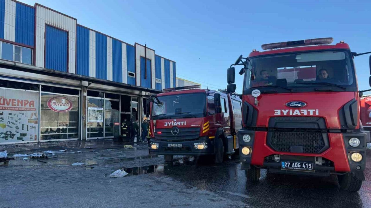 Gaziantep'te bir hırdavat malzemeleri satışında meydana gelen yangın, itfaiye ekiplerinin
