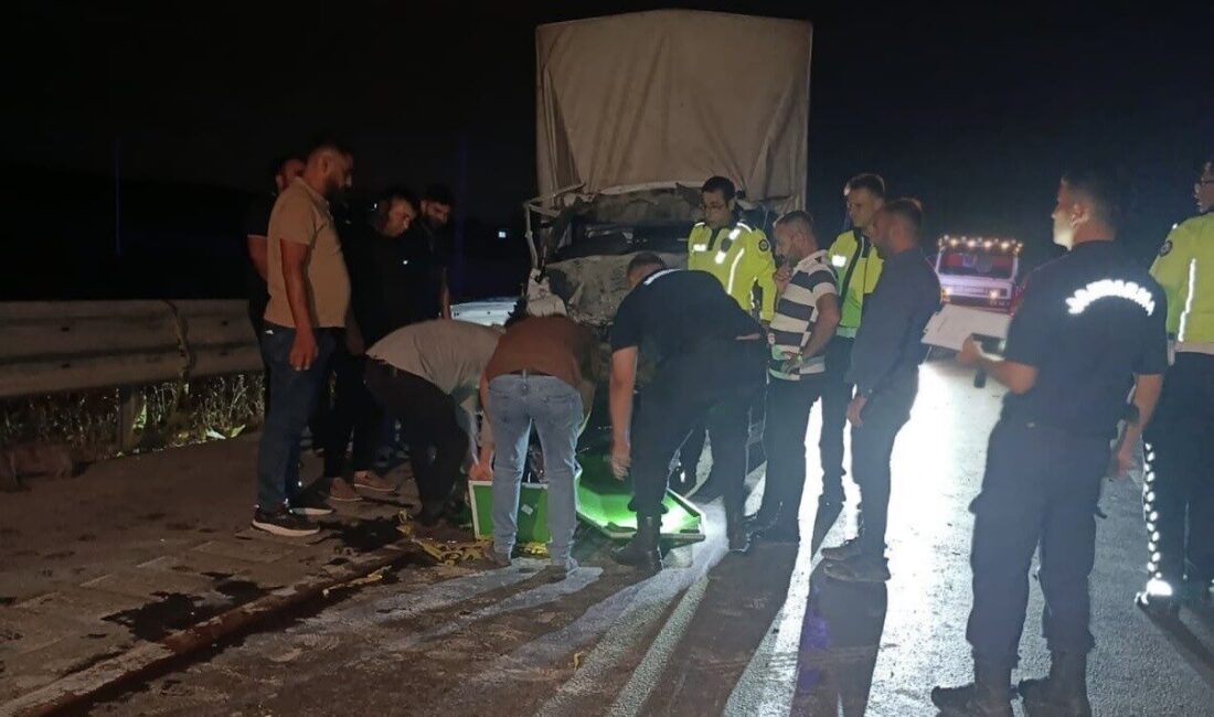 Gaziantep’te Kamyonetin Çarptığı Kamyon Faciası: 1 Ölü, 1 Yaralı Gaziantep'te meydana gelen kazada, Y.A. (24) yönetimindeki kamyonet, önünde giden