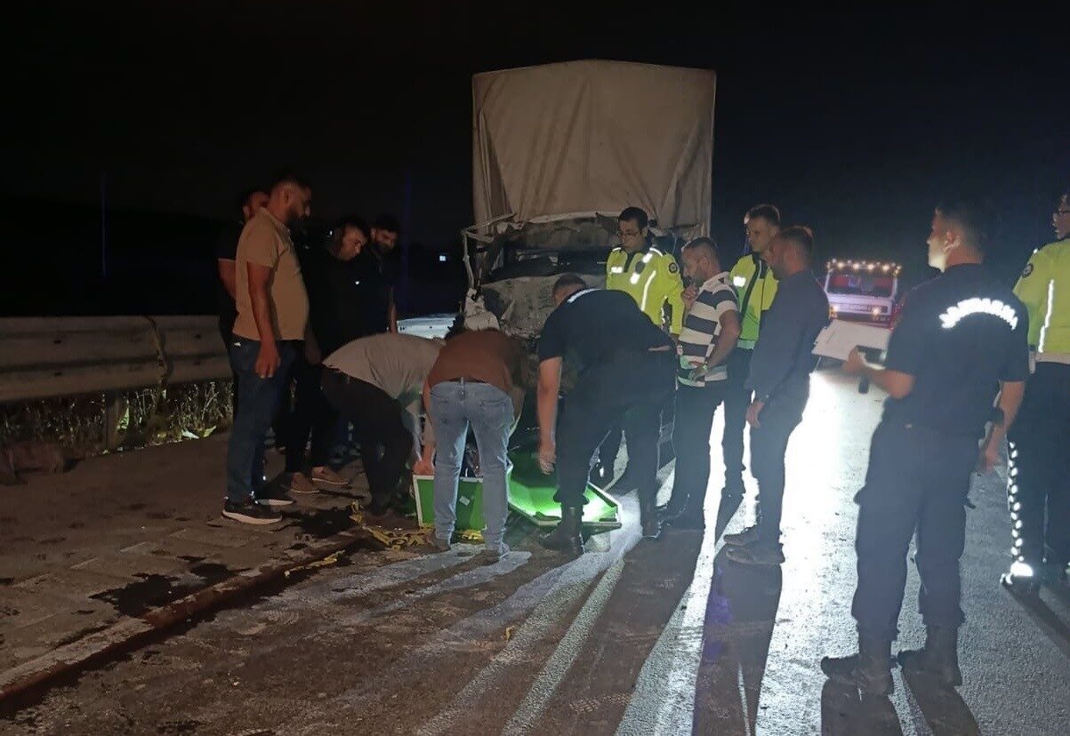 Gaziantep'te meydana gelen kazada, Y.A. (24) yönetimindeki kamyonet, önünde giden