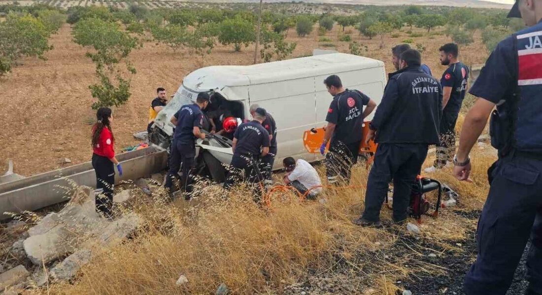 Karkamış’ta Kamyonetin Şarampole Uçması Sonucu İki Kişi Ağır Yaralandı Gaziantep'in Karkamış ilçesinde seyir halindeki bir kamyonet şarampole uçarak kaza