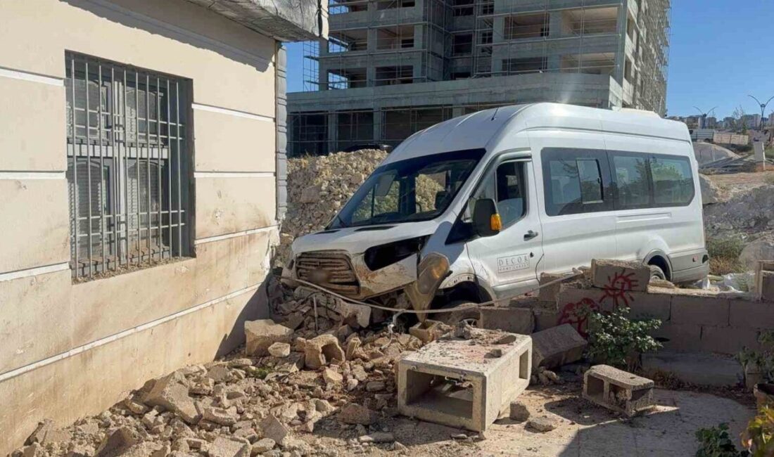 Gaziantep’te Ani Manevra Sonucu Servis Araç, Evin Duvarına Çarptı; Üç Yaralı Gaziantep'te trafik kazası sonrası ani manevra yapan bir servis aracı,