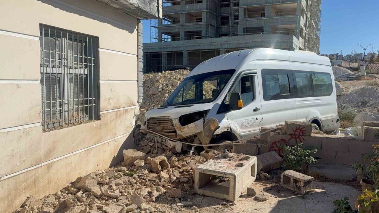 Gaziantep'te trafik kazası sonrası ani manevra yapan bir servis aracı,