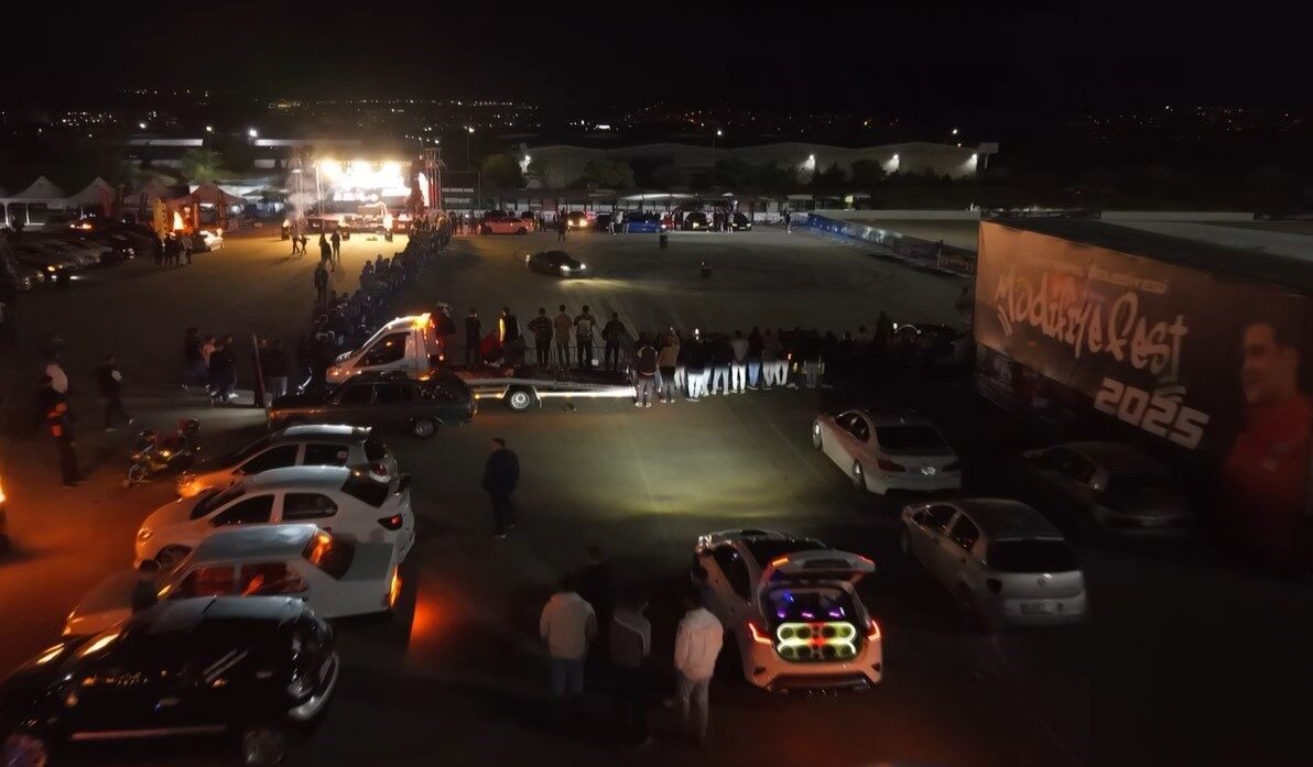 Şehitkamil Belediyesi'nin düzenlediği ModifiyeFest 2025, modifiye araçların etkileyici drift gösterileriyle