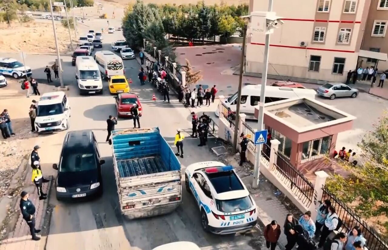 Gaziantep'te polis, okul çevrelerinde dron destekli güvenlik uygulamaları gerçekleştirdi. İl