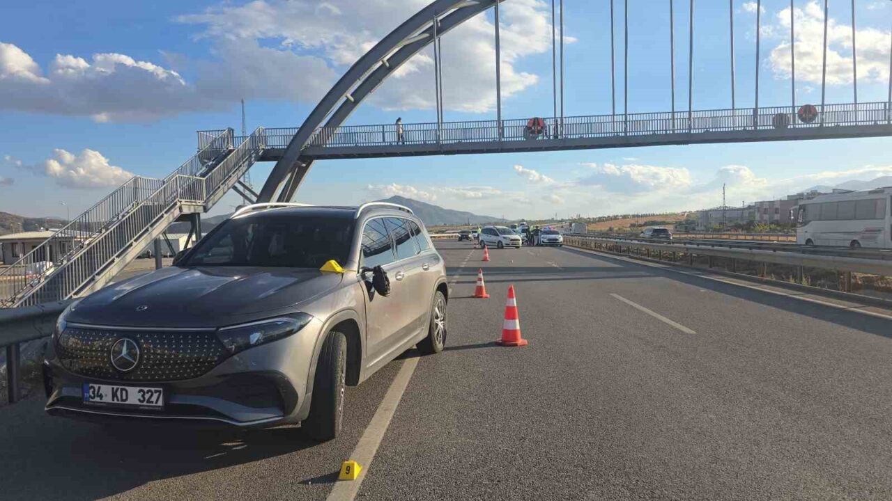 Gaziantep’in İslahiye ilçesinde A.D. (8), yaya üst geçidi yerine yoldan