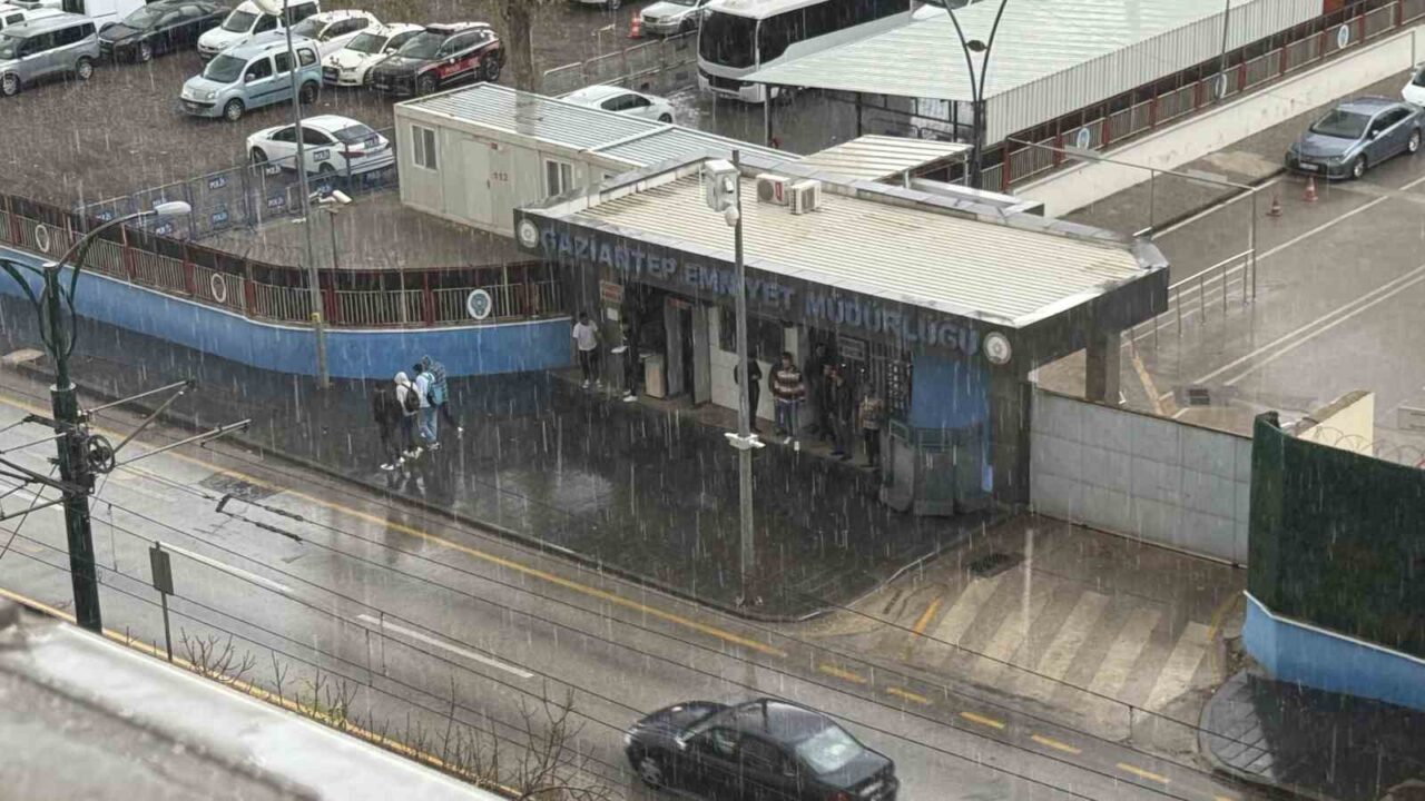 Gaziantep'te aniden başlayan sağanak ve dolu, kentte günlük yaşantıyı olumsuz