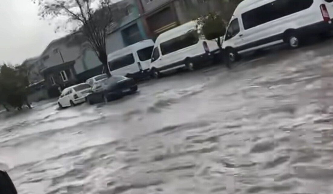 Gaziantep’te Akşam Yağmuru Hayatı Olumsuz Etkiledi, Araçlar Suya Gömdü Gaziantep'te akşam saatlerinde başlayan sağanak yağış, cadde ve sokakları suyla