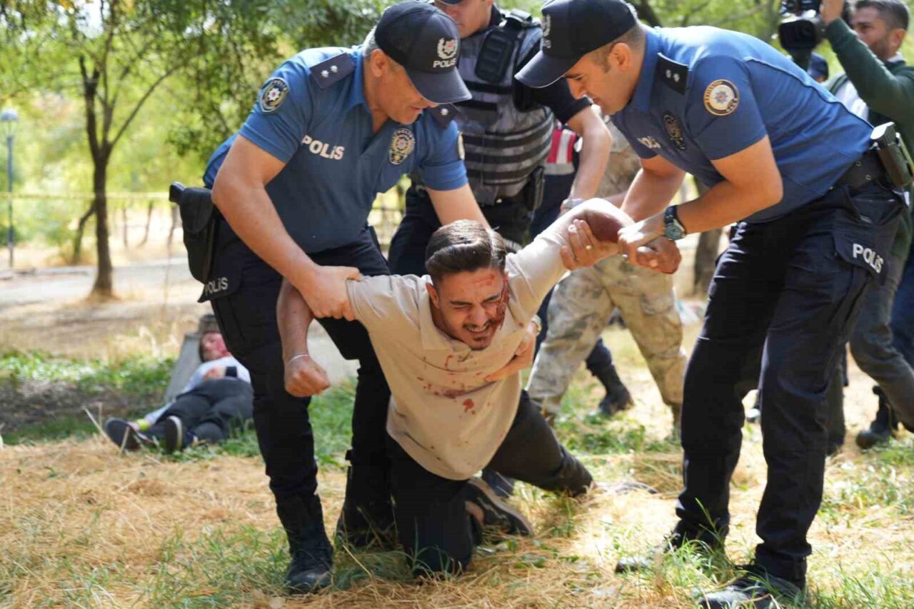 Gaziantep'te gerçekleşen UMKE tatbikatı, gerçek bir terör saldırısını andıran senaryosu