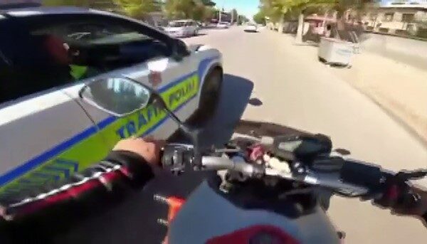 Gaziantep’te plakasını kapatıp trafikte hız yapan motosiklet sürücüsü, polis ile