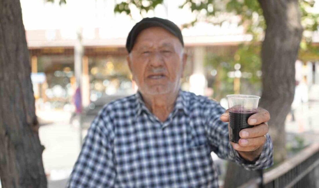 Gaziantep’te 86 Yaşındaki Usta, 40 Yıldır Doğal Karadut Suyu Üretiyor Gaziantep'te 86 yaşındaki Muharrem Aydınlık, 40 yıldır dut ağacının altında