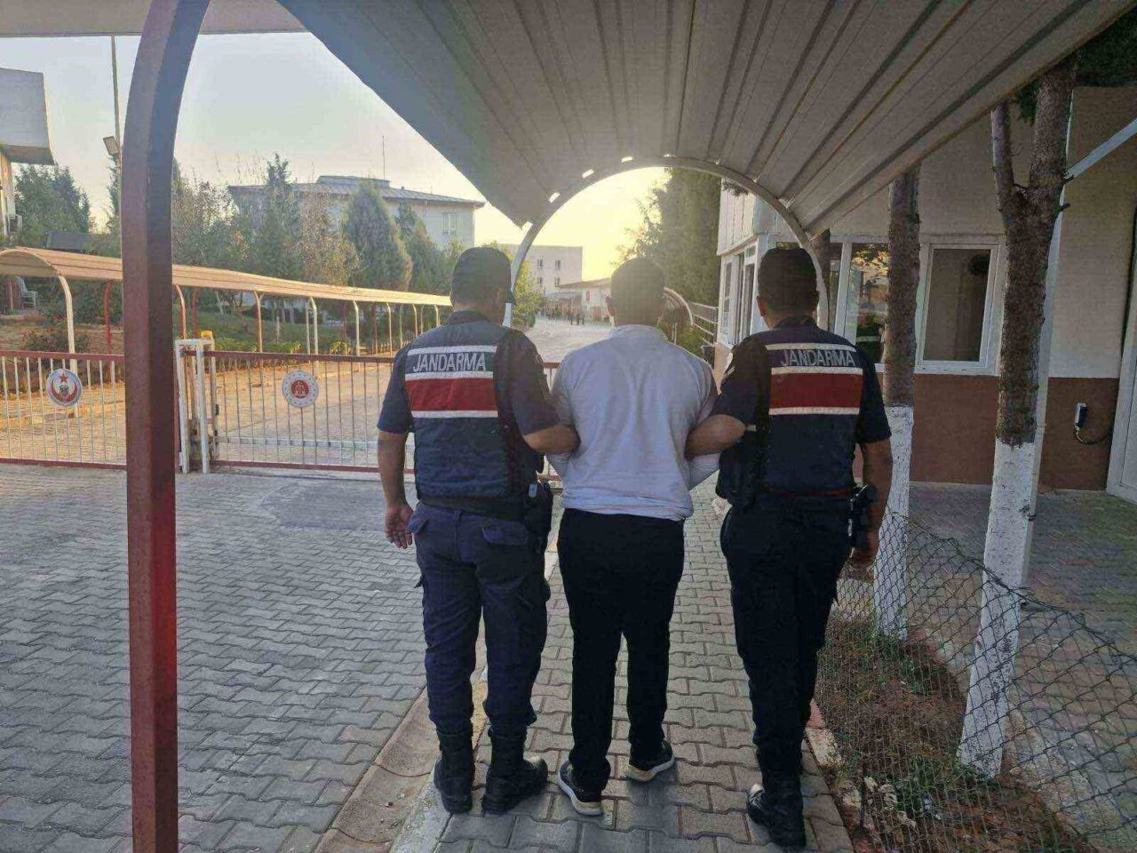 Gaziantep'te gerçekleştirilen uyuşturucu operasyonunda, H.Y. ve A.Y. tutuklanırken, A.Ç. ve