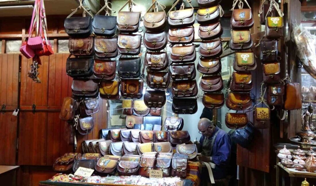 Gaziantep'te 76 yaşındaki Tahir Demirci, 66 yıldır el yapımı çanta